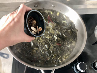 20、酸菜羊肉,下小茴香花椒白芷白寇山柰，