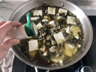 24、酸菜羊肉,加少许白胡椒粉