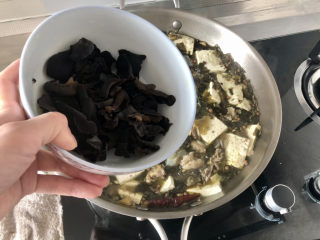 26、酸菜羊肉,开盖，下木耳