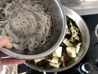 27、酸菜羊肉,下泡发好的红薯粉