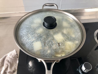 29、酸菜羊肉,加盖小火炖煮5分钟