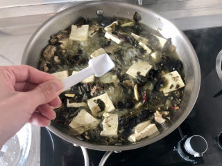 30、酸菜羊肉,开盖后尝下咸淡，如果觉得淡，可以补充少许食盐