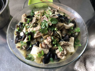 32、酸菜羊肉,撒少许香菜，即可上桌