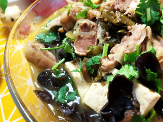 35、酸菜羊肉,这道酸菜羊肉，咸鲜酸爽，羊肉香，豆腐嫩，搭配木耳红薯粉，营养丰富又美味，喜欢的小伙伴们快来试试看吧????