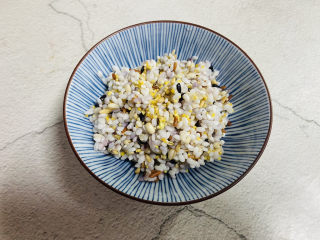 2、糯米南瓜盅,糯米+十谷米淘洗一下提前浸泡一晚