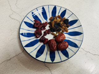 3、糯米南瓜盅,葡萄干、蔓越莓干、红枣