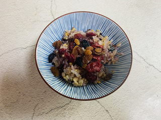 6、糯米南瓜盅,放入葡萄干和蔓越莓干