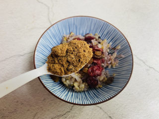 7、糯米南瓜盅,加入一勺红糖