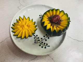 9、糯米南瓜盅,将蒸熟的糯米放入贝贝瓜内