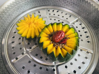 10、糯米南瓜盅,上锅蒸熟15分钟左右