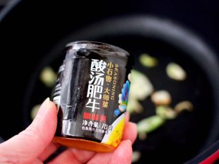 4、金汤黄花鱼,这个时候加入酸汤肥牛酱。