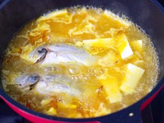 7、金汤黄花鱼,放入黄花鱼和豆腐大火烧开。