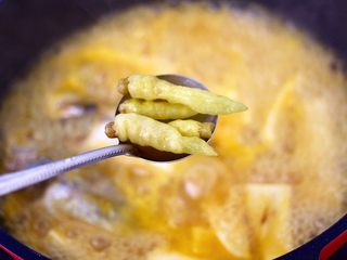 9、金汤黄花鱼,加入泡椒味道更足，继续中火炖煮10分钟左右。