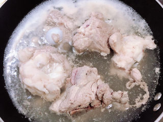 4、海带骨头汤,锅中烧开水,放入大骨棒,煮一下骨棒祛除血水。