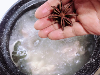 7、海带骨头汤,将大骨棒炖煮大约20分钟后,放入花椒大料。