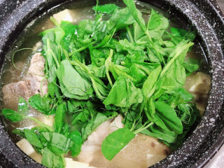 12、海带骨头汤,开盖儿,尝一下咸淡味,如果咸度够就不用放盐,海带的咸味会比较重。放入豌豆苗。