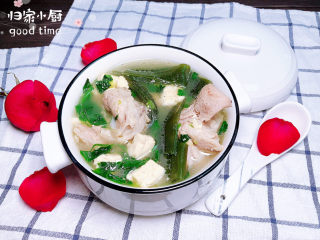 15、海带骨头汤,一碗鲜美无比、补钙养颜的海带骨头汤就上桌了!