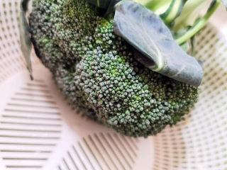 2、啤酒鸡翅根,西兰花