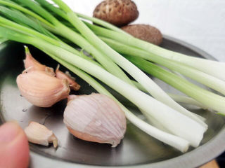 3、啤酒鸡翅根,葱姜蒜