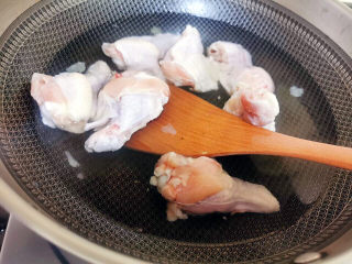 6、啤酒鸡翅根,鸡翅根入水汆烫