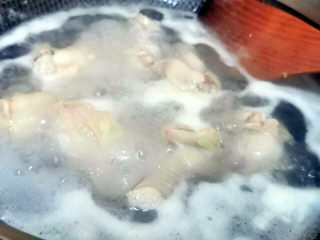 7、啤酒鸡翅根,煮至断生即可,取出冲洗干净