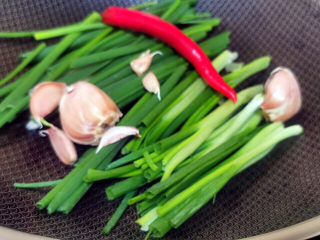 8、啤酒鸡翅根,锅中不放油,直接下葱姜蒜,红椒