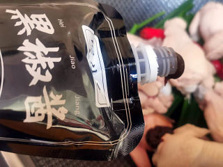 9、啤酒鸡翅根,码上鸡翅根,倒入黑胡椒酱