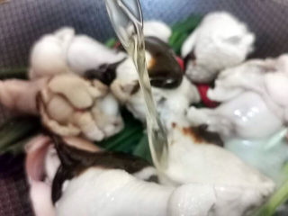 10、啤酒鸡翅根,倒入啤酒