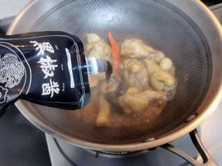 13、啤酒鸡翅根,见汤汁收干,再加少许黑胡椒酱