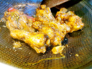 14、啤酒鸡翅根,小火收干汤汁,也可以再撒上黑胡椒碎更香