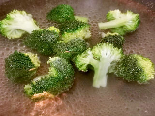 16、啤酒鸡翅根,汆烫至熟