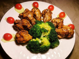 17、啤酒鸡翅根,切点小可爱放在西兰花梗,用它来装饰鸡翅根很有年节味道