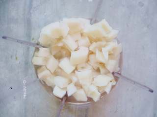 1、莲藕羹,莲藕用筷子将藕孔里面的会冲洗干净，去皮后切丁