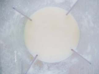 2、莲藕羹,将切好的藕块加小半碗水倒入料理机中打成糊状