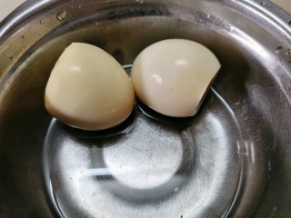 2、桂圆鸡蛋汤,再把壳剥掉