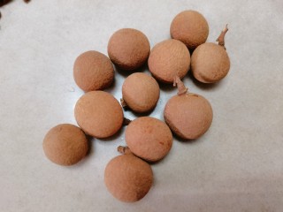3、桂圆鸡蛋汤,准备带壳的龙眼干几个
