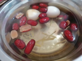 9、桂圆鸡蛋汤,煮开后再把姜丝放入