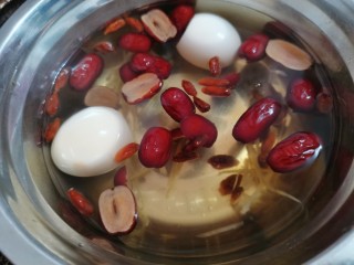 10、桂圆鸡蛋汤,再次煮开后，再把提前洗好的枸杞放入