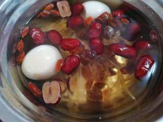 11、桂圆鸡蛋汤,再煮开后继续放入桂圆