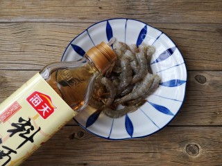 3、虾扯蛋,将鲜虾洗净剥去头壳去虾线，留虾尾，加入适量料酒。