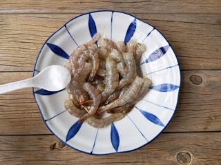 4、虾扯蛋,再加入少量的盐。