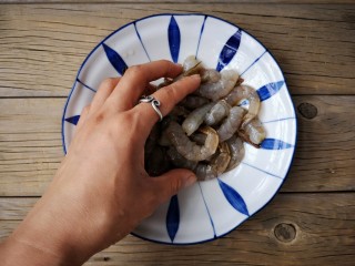 5、虾扯蛋,抓拌均匀，腌制10分钟入味。