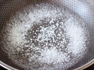 2、草莓西米露,锅中倒入适量的清水烧开后,放入西米煮沸。