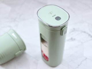 9、草莓西米露,放上机头,把两边卡扣归位,双击顶部的开关开始转动,28秒快速转动,果汁机声音很轻。