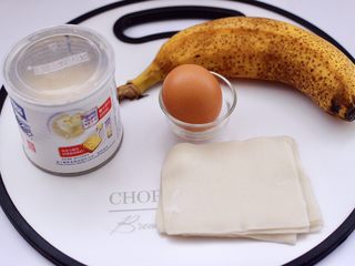 1、馄饨皮香蕉派,首先备齐所有的食材。