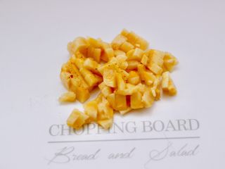 2、馄饨皮香蕉派,香蕉去皮后，用刀切成小丁。