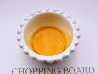 3、馄饨皮香蕉派,把鸡蛋打散后，鸡蛋清不用，把鸡蛋黄搅拌均匀备用。