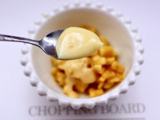 4、馄饨皮香蕉派,把切好的香蕉放入容器里，加入炼乳。