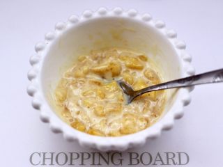 5、馄饨皮香蕉派,搅拌均匀就可以了，最好是用熟透的香蕉，这样烤出来的口感更好哟。