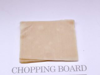 7、馄饨皮香蕉派,直到放上第三张成一组，表面不刷花生油。